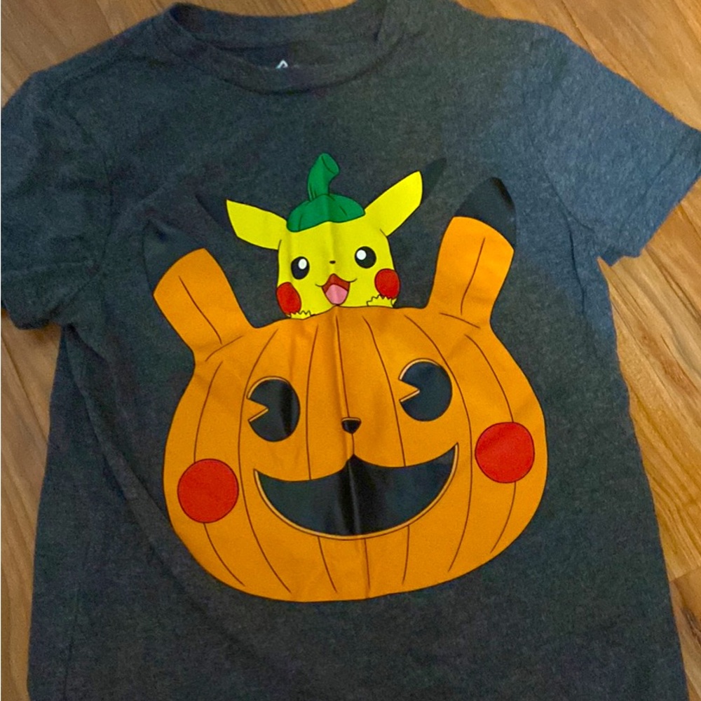 Kids size small Pokémon Halloween shirt.